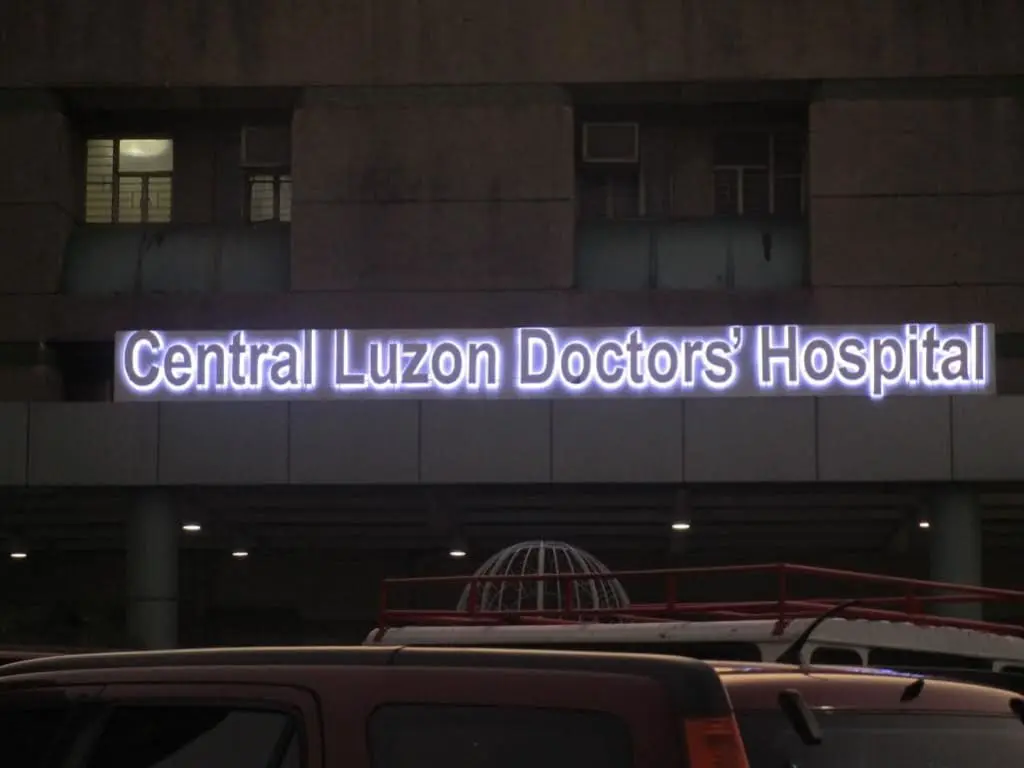 Illuminated building signage Central Luzon Doctors’ Hospital, exterior dusk, Makati outdoor sign by M&G Global Ads.