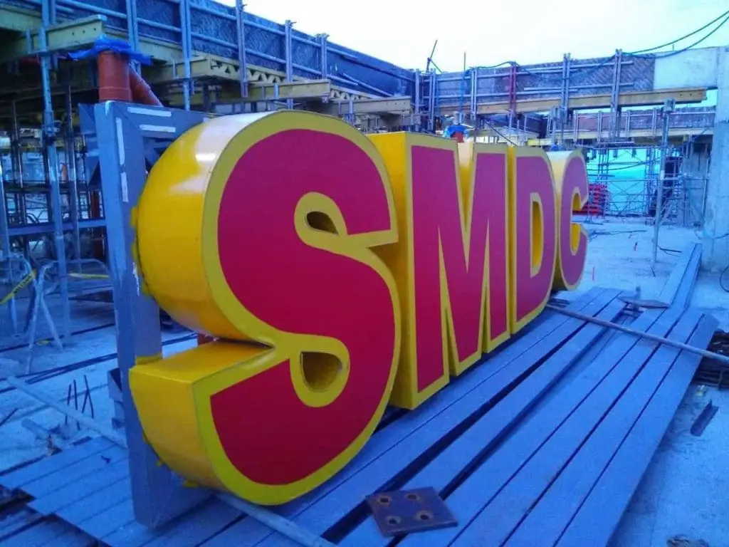SMDC 3D pylon signage at construction site with scaffolding in Ortigas by M&G Global Ads.