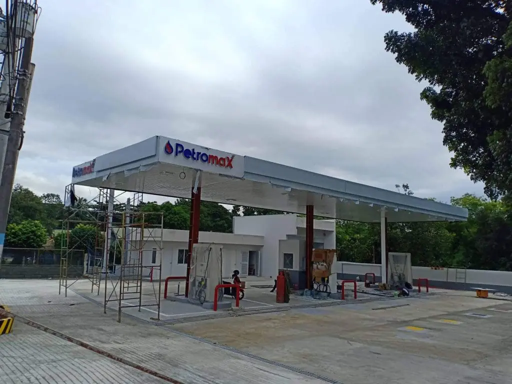 New Petromax gas station with acrylic signage in Mandaluyong, fueling pumps, workers, and scaffolding by M&G Global Ads.