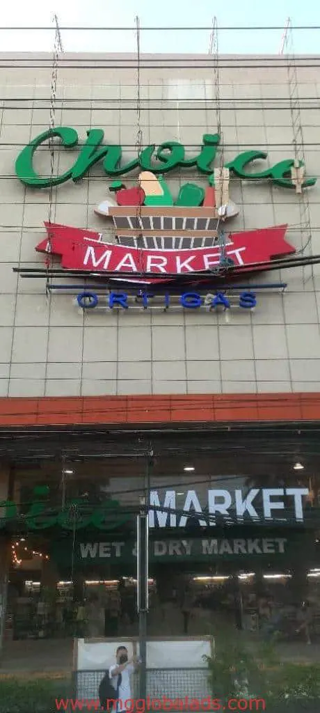 Acrylic market signage for Choice Market, with shopping cart graphic, in Mandaluyong exterior by M&G Global Ads.