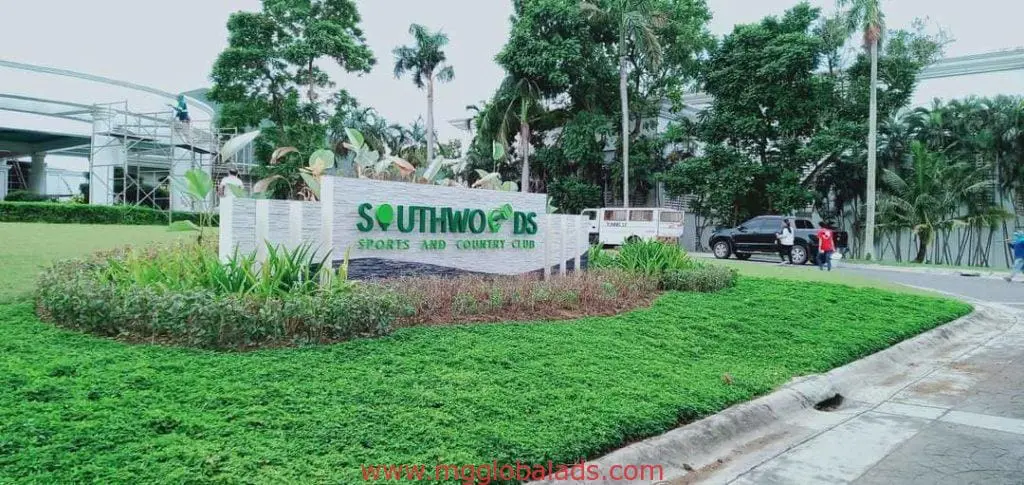 Acrylic entrance signage for Southwoods Sports and Country Club in Makati, greenery and vehicle in background by M&G Global Ads.