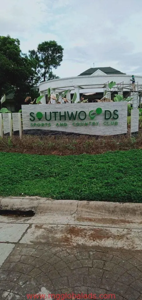 Stone entrance signage for Southwoods Sports and Country Club, elegant outdoor sign in San Juan by M&G Global Ads.