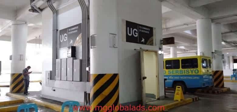 directional sign | parking sign | festival mall