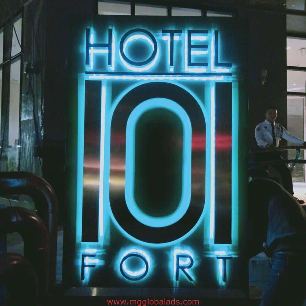 monument signage | hotel 101