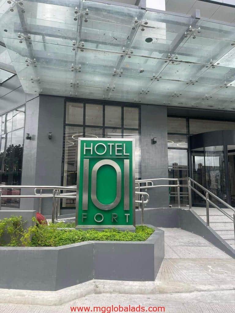 monument sign | hotel 101