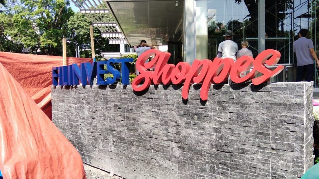 Outdoor acrylic building signage for Filinvest Shoppes in Metro Manila by sign maker Philippines, M&G Global Ads.