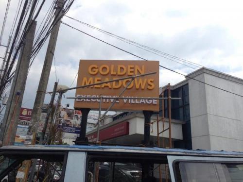 golden-meadows-pylon-signage