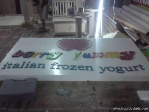 berry yummy - fabrication - acrylic sign