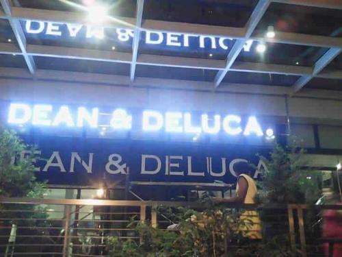 dean and deluca - acrylic signage - business signage
